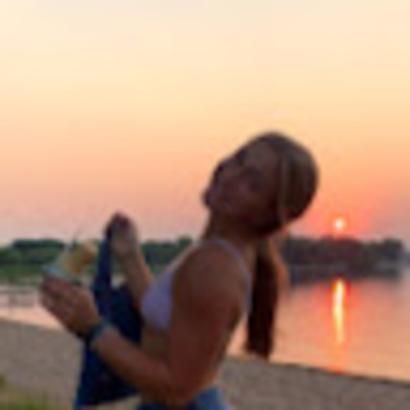 Meet your Posher, Liv - Picture 1 of 1